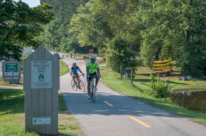 <b>3. Explora los mejore senderos</b>: Si lo tuyo es explorar la naturaleza a pie o en bicicleta, no puedes dejar de explorar 
<b><a href="https://www.univision.com/local/atlanta-wuvg/los-mejores-senderos-para-visitar-en-georgia-primavera-fotos">algunos de los senderos del estado</a></b> y que te llevarán a apreciar la belleza natural, arquitectónica y hasta la historia local.