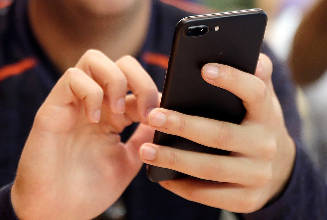 ARCHIVO - Foto de archivo, 16 de septiembre de 2017, de una persona tecleando en un teléfono celular en Chicago. Un nuevo análisis sugiere que el aumento en el uso de las redes sociales sería un factor que contribuye al aumento de suicidios adolescentes. (AP Foto)