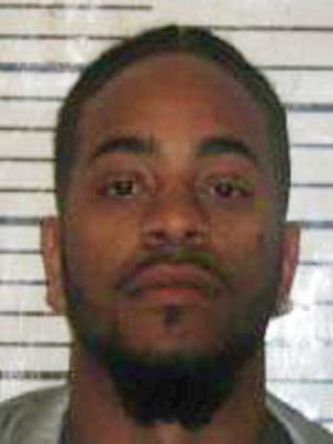 Malik Raheem George, de 21 años, afronta cuatro cargos por poseer y vender marihuana.