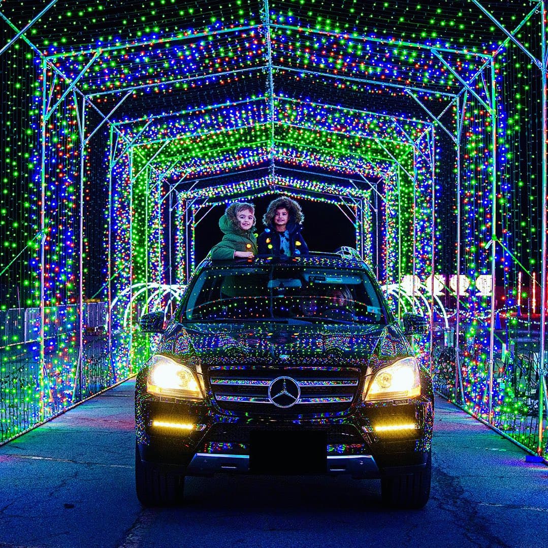 <b>Glow Light Show & Festival</b>
<br>
<b>Fechas</b>: 17 de noviembre al 31 de diciembre
<br>
<b>Lugar</b>: Coolray Field. 2500 Buford Dr. Lawrenceville, GA
<br>
<b>Sitio web</b>: 
<a href="https://glowlightshow.com/">https://glowlightshow.com/</a> 
<br>
<br>Conduce a través de un espectáculo de luces envolventes sincronizado con música desde la comodidad de tu auto o súbete al Jolly Trolley que combina chocolate caliente y barras luminosas para viajar con estilo.