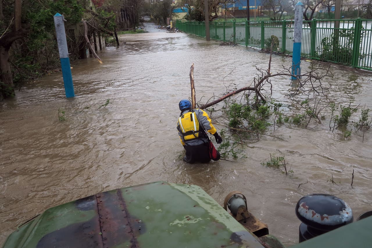 Fajardo, in the east of the island was one of the towns most affected by the floods. Hurricane Maria strengthened for the Dominican Republic and became again a Category 3 major hurricane.
<br>