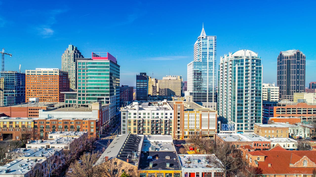 <b>Raleigh, Carolina del Norte</b>
<br>
<br>Días promedio de las viviendas en el mercado: 18.
<br>
<br>Precio promedio de cotización: 411,500 dólares.
<br>
<br>Ofertas activas en julio de 2021: 1,189.
<br>
<br>Tamaño promedio de las viviendas en venta: 1,189 pies cuadrados.
<br>
<br>El informe de Realtor.com indica que las grandes áreas metropolitanas registraron un aumento de precio promedio del 3.9%, en comparación con el año pasado.
<br>