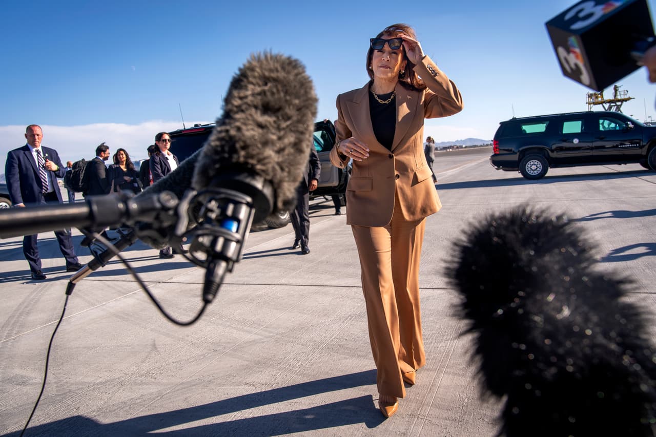 La campaña de Harris estuvo marcada por el equilibrismo que se vio obligada a hacer entre mostrar lealtad a su jefe, el presidente Biden, y marcar distancia con una administración muy impopular por culpa de los altos precios y las noticias sobre la situación de seguridad en la frontera, factores que terminaron por pesar demasiado.
