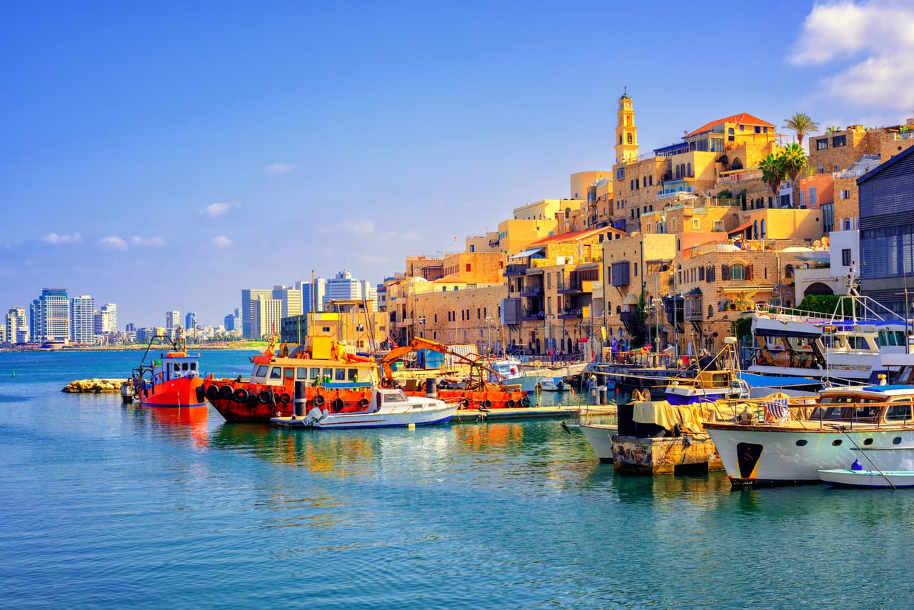 <h2 class="cms-H2-H2">11. Israel</h2>
<br>
<br>🛫 
<b>¿Cuántos estadounidenses se mudaron a este país en 2021?</b> 3,480.
<br>
<br>🛫
<b> ¿Cuánto ha incrementado el porcentaje de migrantes estadounidenses a este país entre 2019 y 2021? </b>40%
<br>
<br>🛫 
<b>¿Cuántos estadounidenses residen en este país?</b> 77,000.
<br>