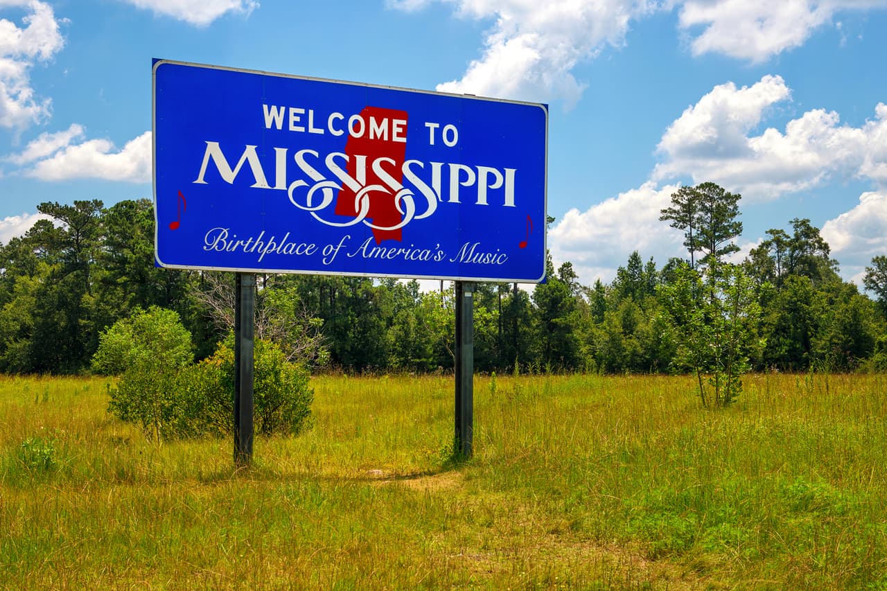 <h3 class="cms-H3-H3">1. Mississippi</h3>
<br>
<br>
<b>Fallecimientos por armas de fuego por cada 100,000 personas:</b> 28.6
<br>
<br>
<b>Total de muertes por armas de fuego en 2020: </b>818 (#23)
<br>
<br>
<b>Población:</b> 2,981,835 habitantes.