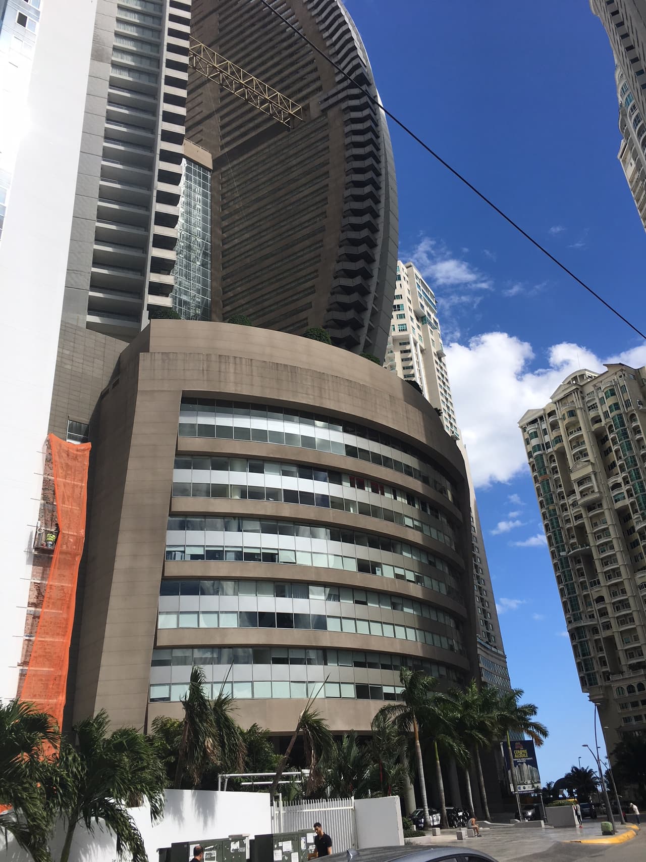 Una vista del Trump Ocean Club International Hotel & Tower de Panama desde la calle.