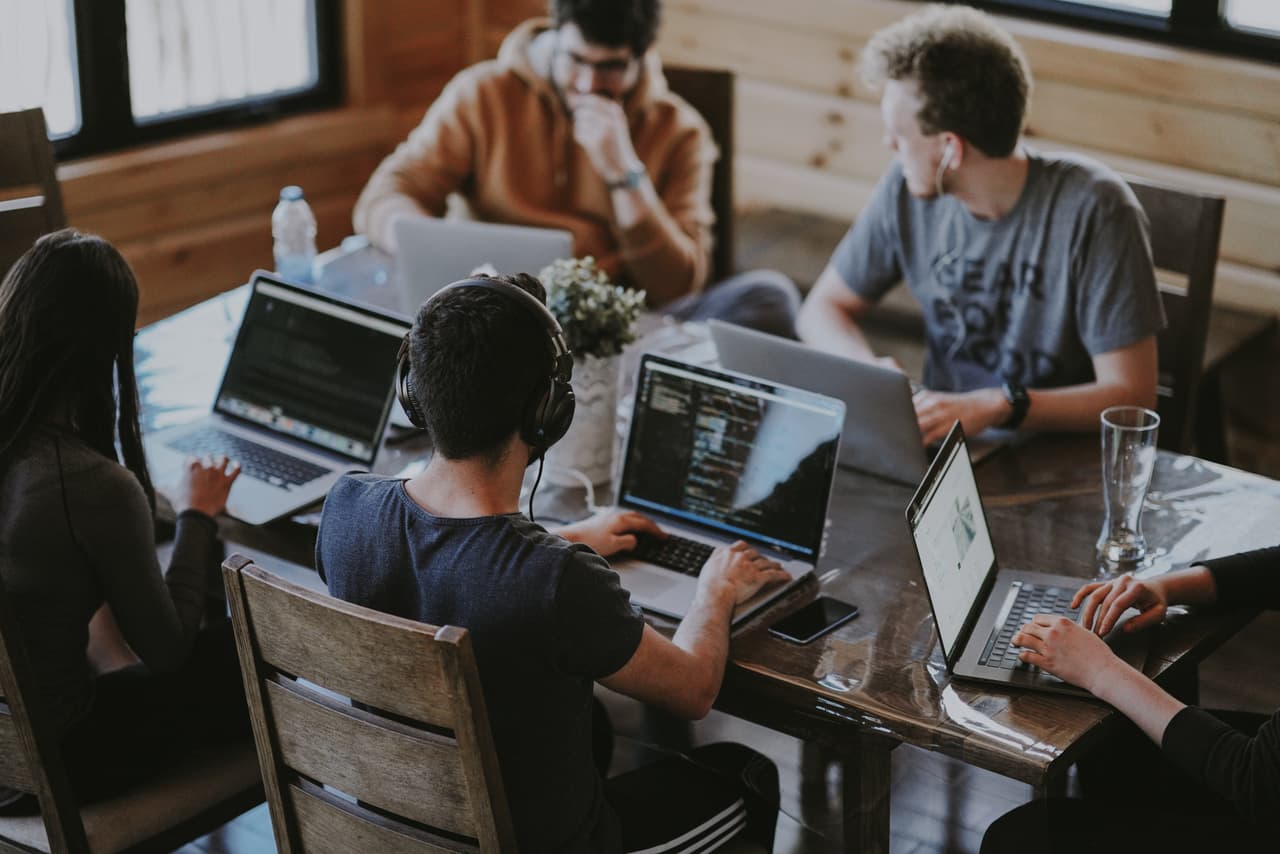 <b>2. Ser proactivo: </b>“Empieza hoy mismo. Puedes iniciar a diseñar una página web, puedes hacer un diseño inicial, puedes empezar a compartir la idea con otros, pero toma ese primer paso porque lo más importante para emprender es crear ese momentum, crear ese impulso, que hoy en día no lo tienes pero que cuando tomas ese primer paso ya empiezas y al día siguiente continúas”.