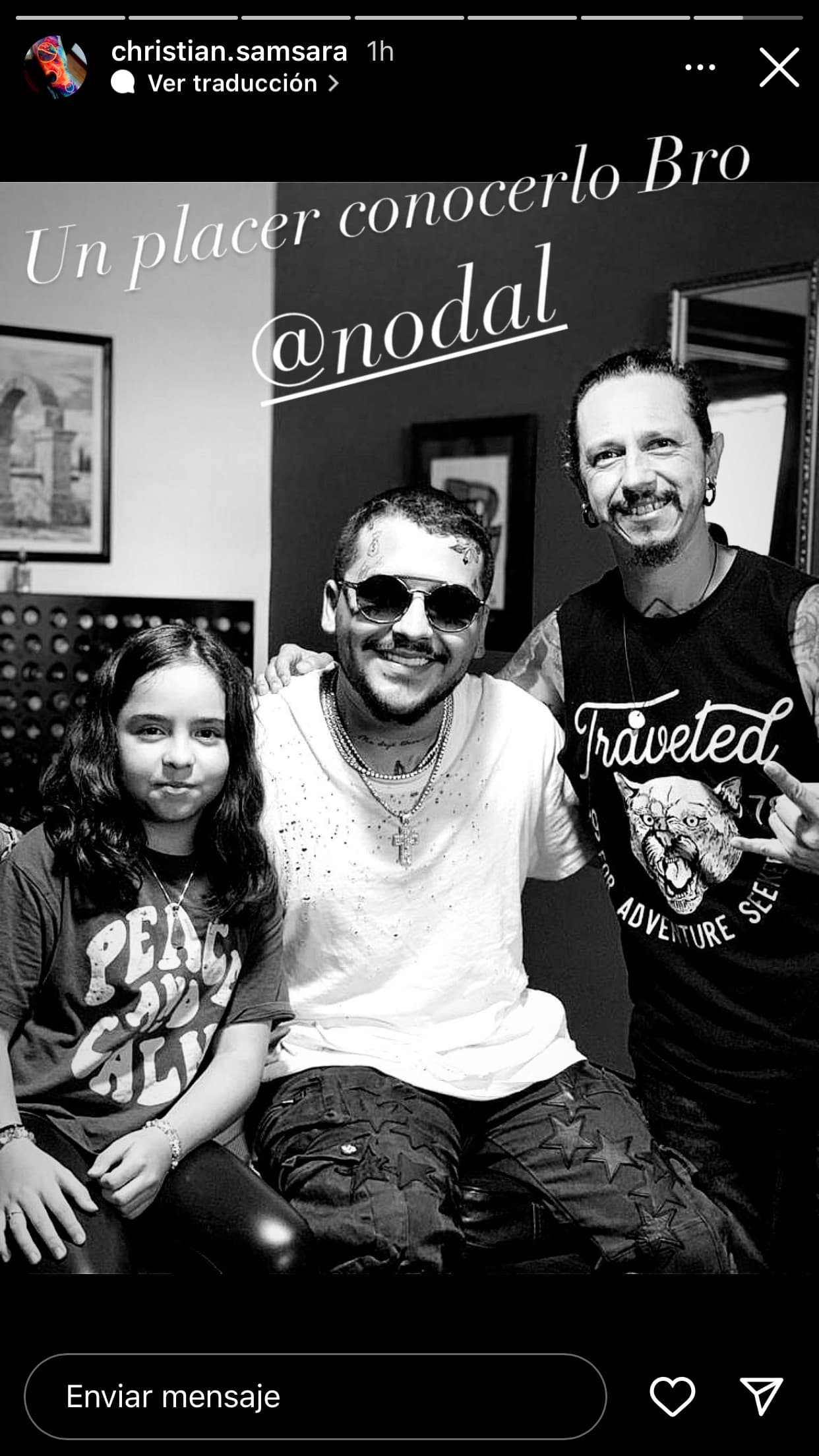 Fue el tatuador Christian Araya, del estudio Samsara Tatto Studio en Costa Rica, quien cubrió ‘utopía’ con una flor de cerezo. Entre tanto, su hija, Catalina, le tatuó a Nodal un corazón en la mano