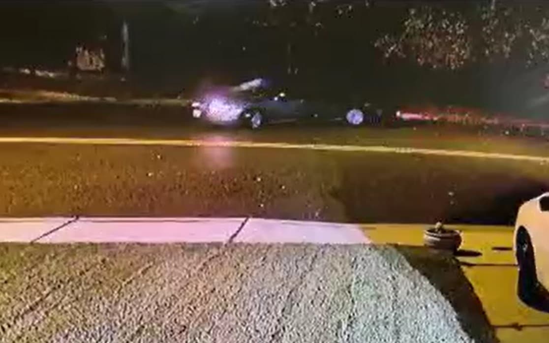 De pronto abandona en el sitio un cadáver, vuelve a subir a su auto y se va del lugar.