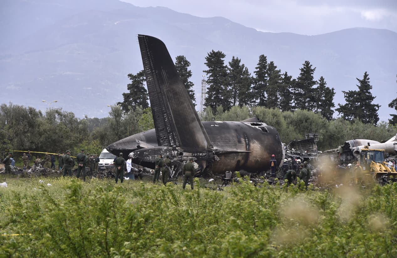 Imágenes de la televisión local mostraron a vehículos y personal de emergencia alrededor de los restos destrozados del aparato, cerca del aeropuerto de Boufarik, al suroeste de Argelia.
