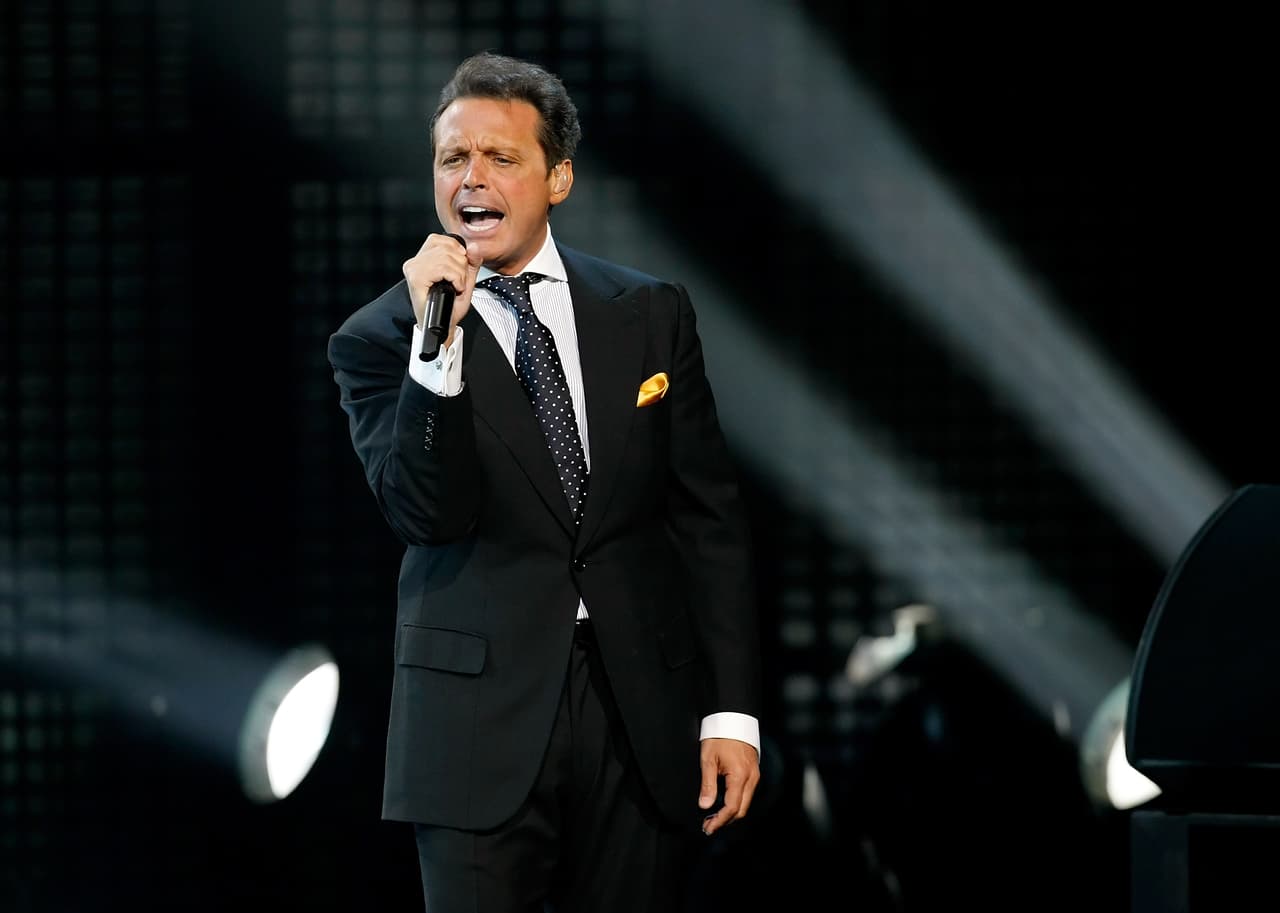 Luis Miguel se entregó a la justicia tras una orden de arresto en su contra a causa de una demanda por incumplimiento de contrato interpuesta de su exmanejador. El artista llegó a un acuerdo y no tuvo problemas mayores.