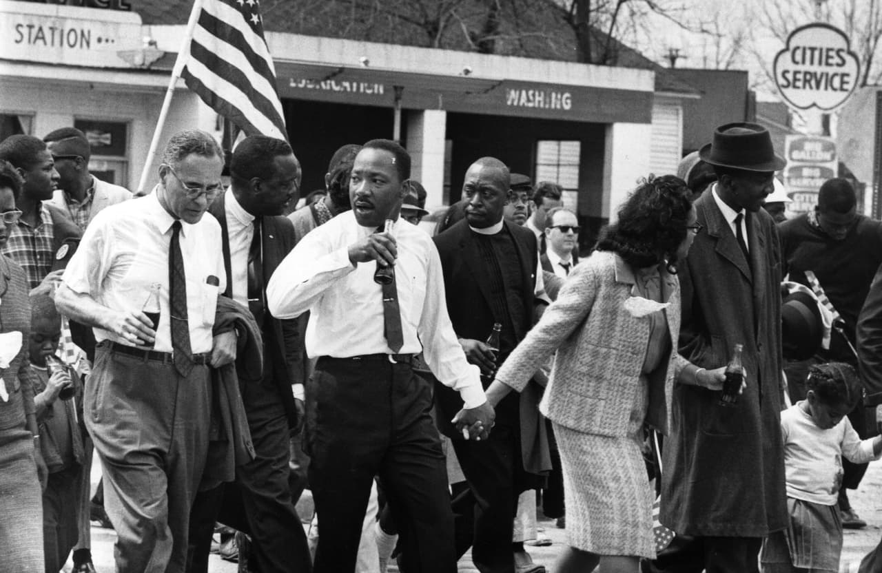 Entre 1965 y 1968, el King cambió su enfoque hacia la justicia económica, que destacó al liderar varias campañas en Chicago, Illinois, y la paz internacional, que defendió al hablar enérgicamente contra la Guerra de Vietnam. Su trabajo en estos años culminó en la "Campaña de los Pueblos Pobres", que fue un amplio esfuerzo para reunir una coalición multirracial de estadounidenses empobrecidos que abogarían por un cambio económico.