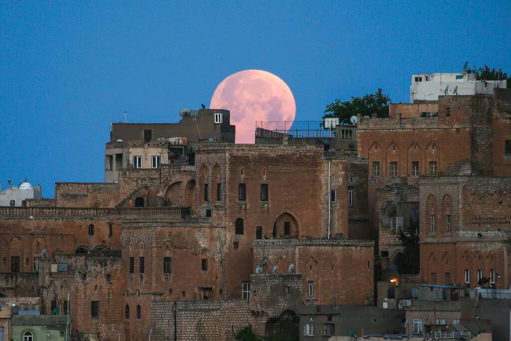 Así se pudo captar la 'superluna' emergiendo en el horizonte de Turquía, temprano este lunes.