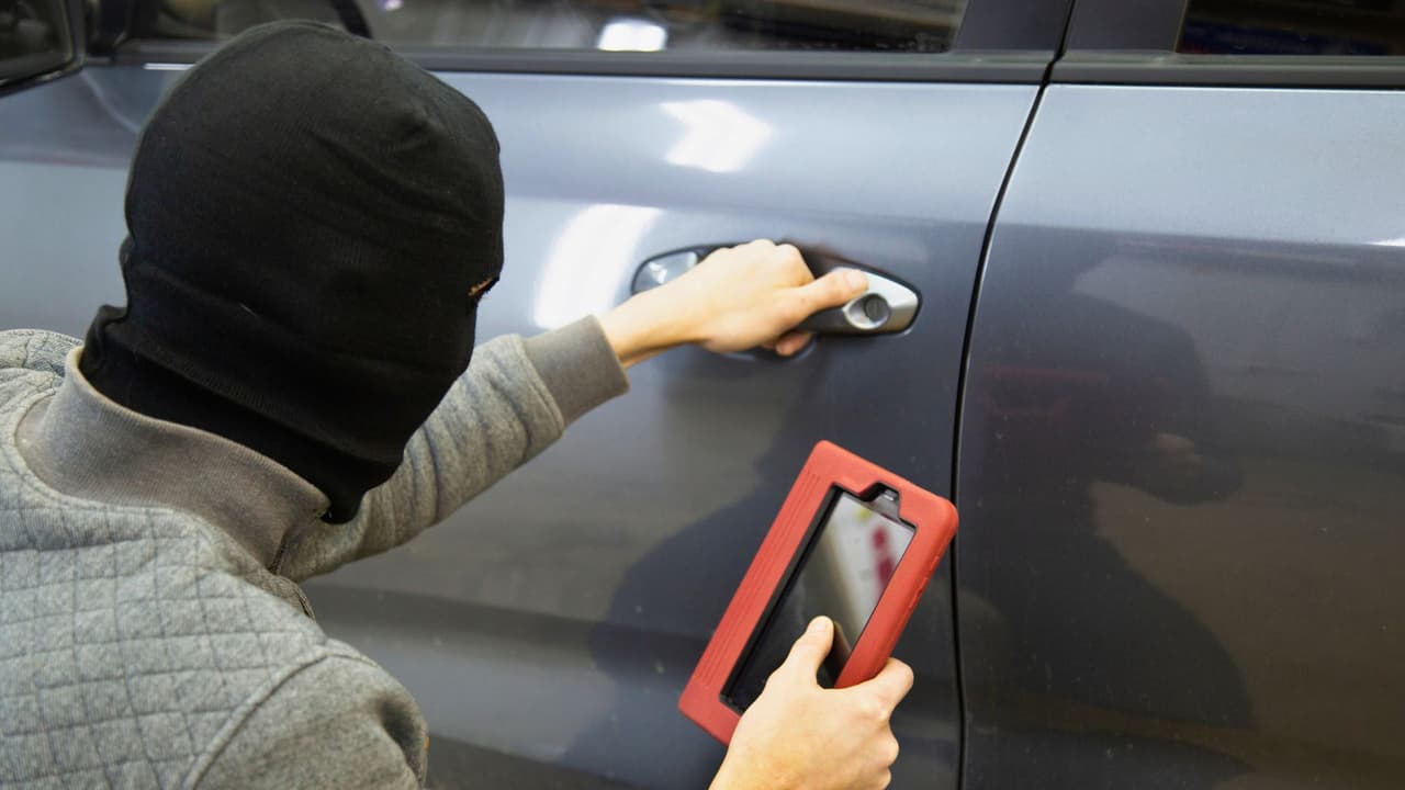 <h3 class="cms-H3-H3">Robos sin romper vidrios: cómo operan los ladrones modernos </h3>
<br>Ya no se necesita un desarmador o una varilla para robar un auto. Hoy, con 
<b>un simple escáner, algunos delincuentes logran clonar la señal de las llaves inteligentes</b>, esas que permiten
<b> abrir y encender el auto sin sacarlas del bolsillo</b>. Este tipo de delito se llama 
<i>“relay theft”</i> (robo por retransmisión). "El ladrón usa un amplificador de señal para engañar al vehículo.
<b> El auto piensa que la llave está cerca</b> y se desbloquea", explica 
<a href="https://www.nicb.org/" target="_blank">National Insurance Crime Bureau (NICB)</a>.