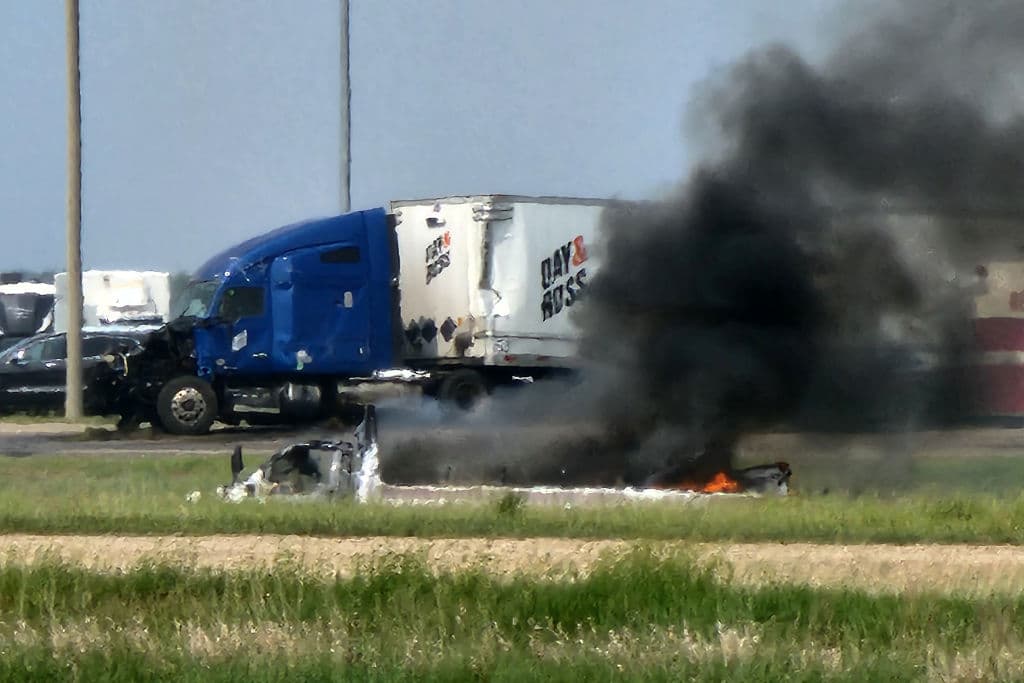 Al menos 15 muertos y 10 heridos tras un accidente entre un autobús y un camión en Canadá
