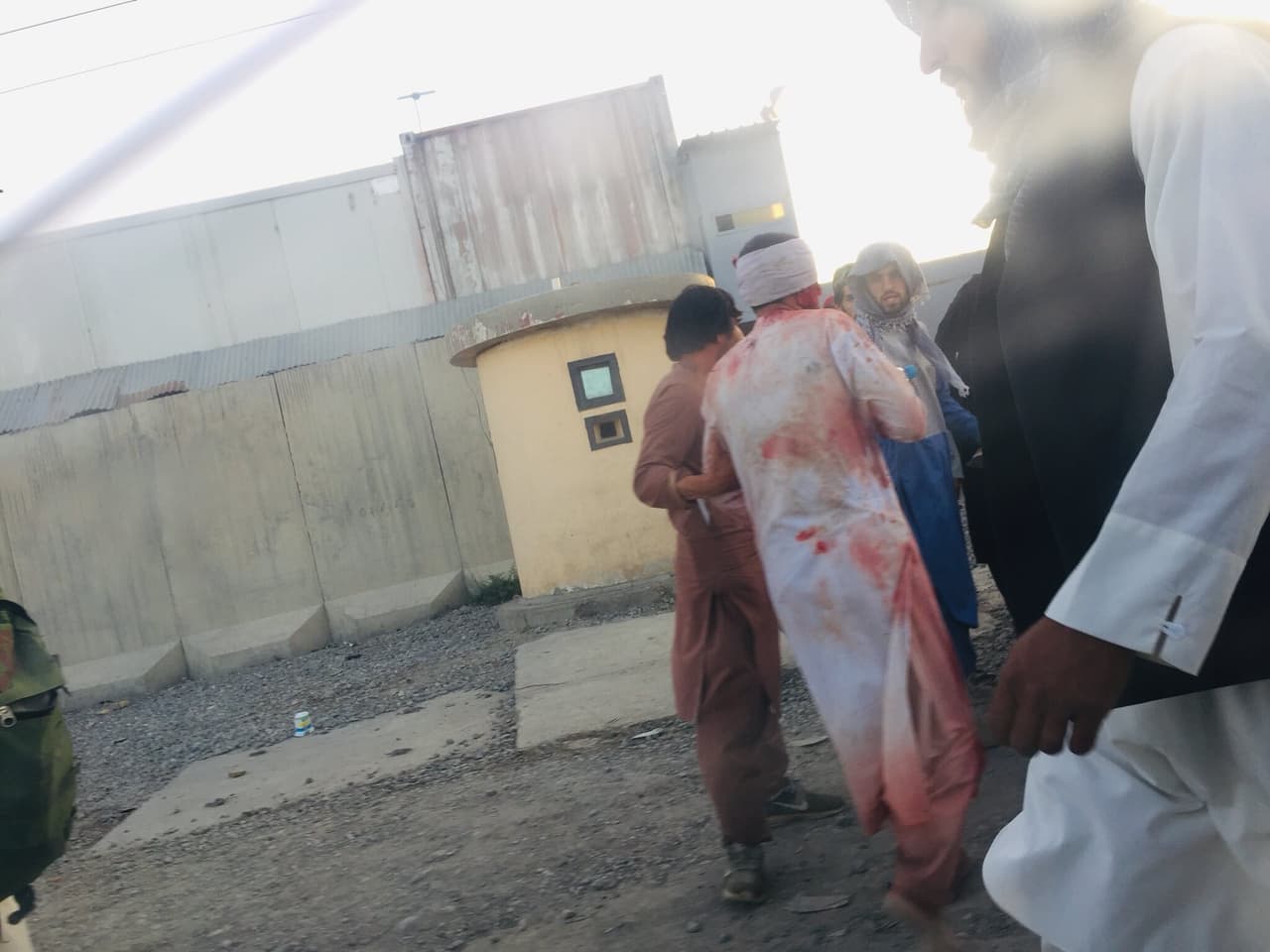 Los funcionarios estadounidenses dicen que los talibanes han cooperado con los esfuerzos de evacuación.