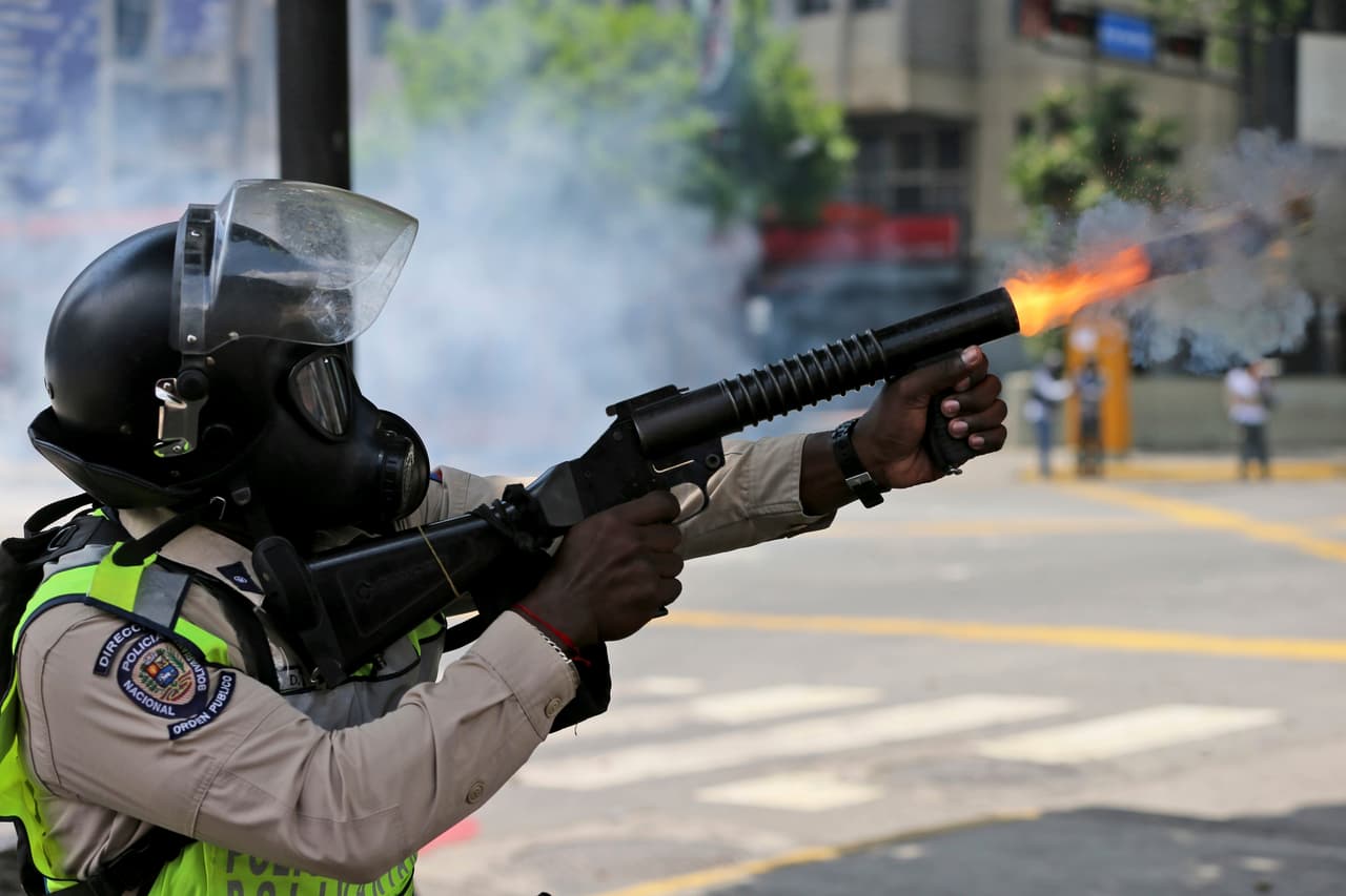 Maduro ordena demandas contra los opositores que denuncien abuso policial en Venezuela