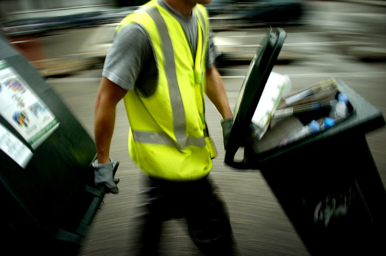 <b>La ley incluye </b>vehículos de emergencia, de fuerzas del orden público, grúas, camiones de servicios públicos, carros de TxDOT y de construcción o mantenimiento de carreteras que utilicen 
<a href="https://ftp.dot.state.tx.us/pub/txdot-info/safety/moveover/video-spn.mp4" target="_blank">señales visuales o luces intermitentes activadas.</a>
<br>