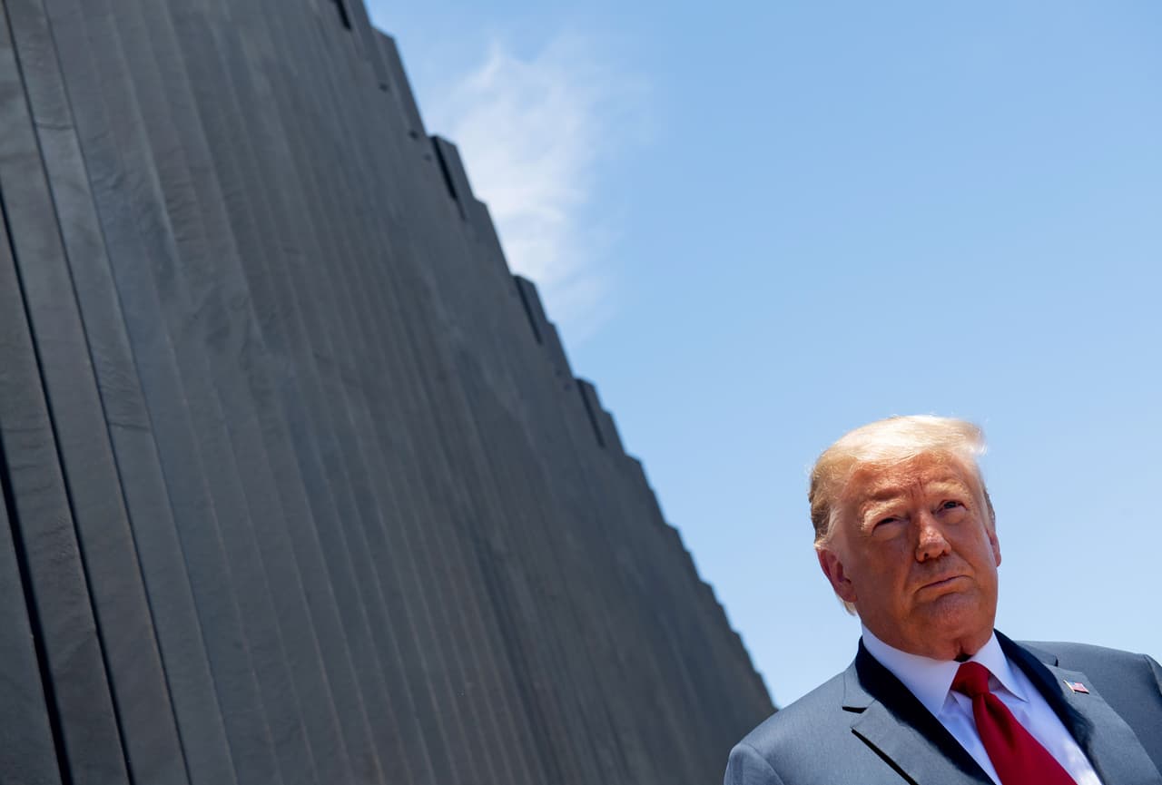 Su visita se llevó a cabo en momentos en que funcionarios de salud pública en Washington testificaban sobre la amenaza actual del coronavirus, y señalando que precisamente Arizona en los que se registra un incremento de casos.
<br>