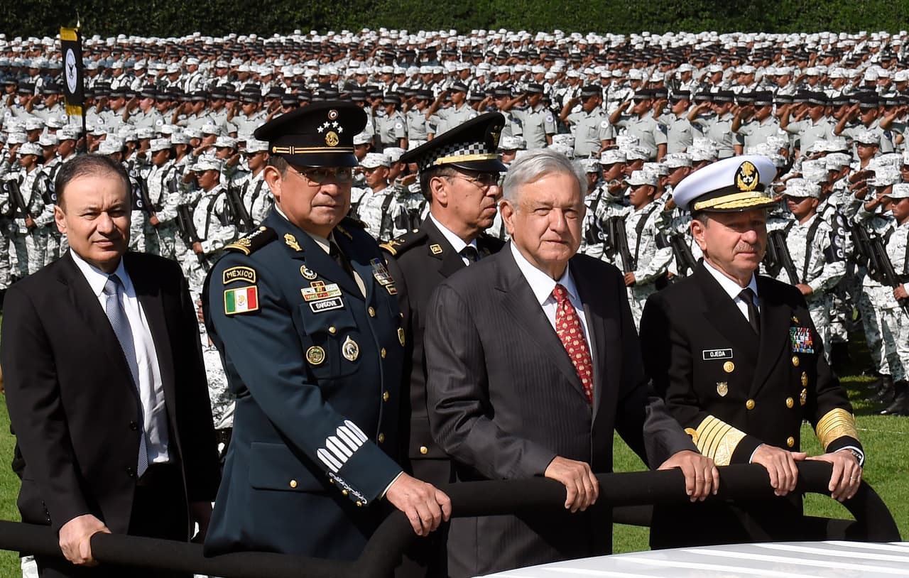 <h2 class="cms-H2-H2">21. México elige nuevo presidente de la Suprema Corte en medio de un escándalo de plagio</h2>
<br>
<br>La Suprema Corte de Justicia de México (SCJN) deberá elegir en sesión pública a su nuevo presidente o presidenta el próximo 2 de enero, pero la elección ha sido agitada por un escándalo de plagio que ha minado la reputación de la ministra Yasmín Escobedo, casada con el empresario José María Riobóo, uno de los contratistas más privilegiados en los gobiernos del presidente Andrés Manuel López Obrador. 
<br>
<br>La Universidad Nacional Autónoma de México (UNAM) citó a los implicados en el posible plagio de la tesis de licenciatura de Esquivel, en uno de los escándalos más graves del Poder Judicial mexicano en memoria reciente. El destino de la Suprema Corte de México es de especial atención por la insistencia del presidente López Obrador de restar autonomía 
<a href="https://www.univision.com/shows/noticiero-univision/al-grito-de-el-ine-no-se-toca-miles-de-mexicanos-marchan-contra-la-reforma-electoral-de-amlo-video">al Instituto Nacional Electoral</a>, el organismo que organiza las elecciones, y cuyo destino podría acabar a manos del Poder Judicial.