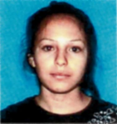 <h3 class="cms-H3-H3">Evelín Martínez</h3>
<br>
<br>Esta conocida miembro de una banda criminal tenía 18 años cuando acudió junto con su novio a una zona dominada por otra organización delictiva rival en Los Ángeles, California, donde su pareja se acercó a dos personas y, tras darle una señal acordada,
<b> ella les disparó en varias ocasiones, matando a uno de ellos. </b>
<br>
<br>Tras acusarla de asesinato, intento de homicidio y de huida ilegal para evitar enjuiciamiento, 
<b>el FBI asegura que la mujer podría estar en México y ha ofrecido una recompensa de hasta 5,000 dólares </b>por información que ayude a su captura. 
<br>
<br>
<br>