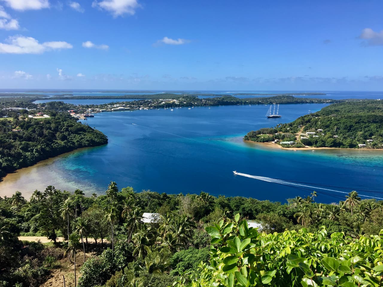 <h3 class="cms-H3-H3">17. Tonga</h3>
<br>
<br>🛫
<b> Factores de riesgo: </b>Erupciones volcánicas recientes. 
<br>
<br>🛫 
<b>Advertencia más reciente del Departamento de Estado: </b>18 de abril de 2022. 
<br>