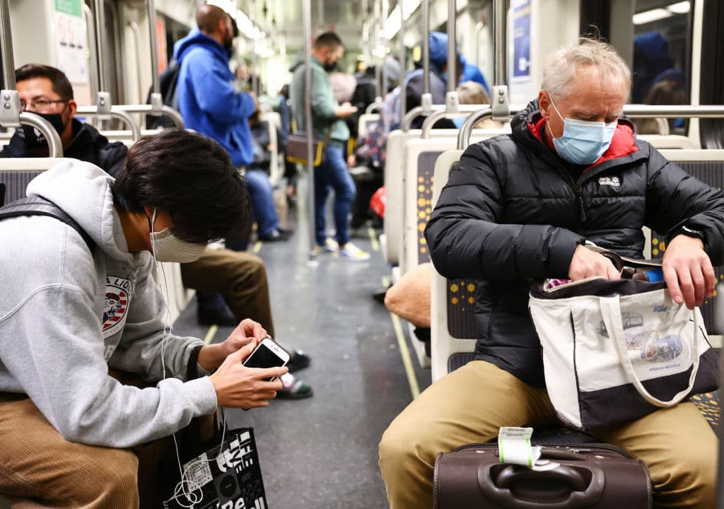 Recomiendan usar mascarillas en espacios cerrados en Los Ángeles tras aumento de casos de coronavirus