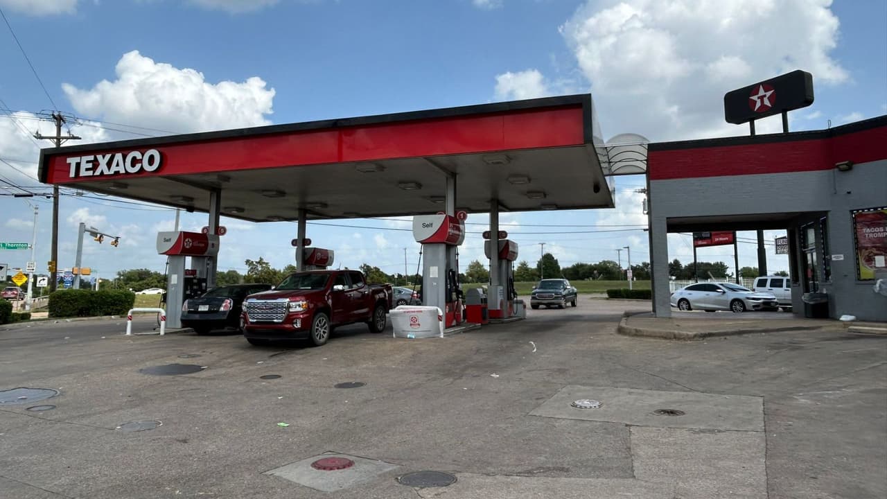 Noche violenta en Dallas: Reportan que cinco personas fueron baleadas afuera de una gasolinera Texaco 
