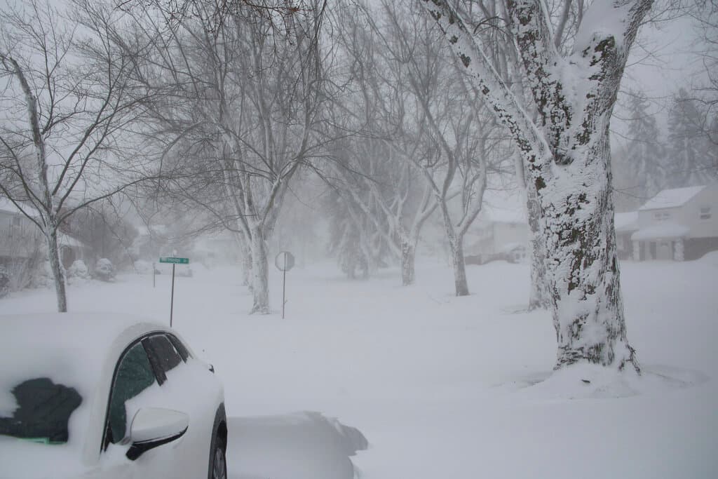 La tormenta invernal golpeó el oeste de Nueva York el día de Navidad, en Amherst, Nueva York. En los últimos días se han reportado muertes asociadas a la tormenta en todo el país.