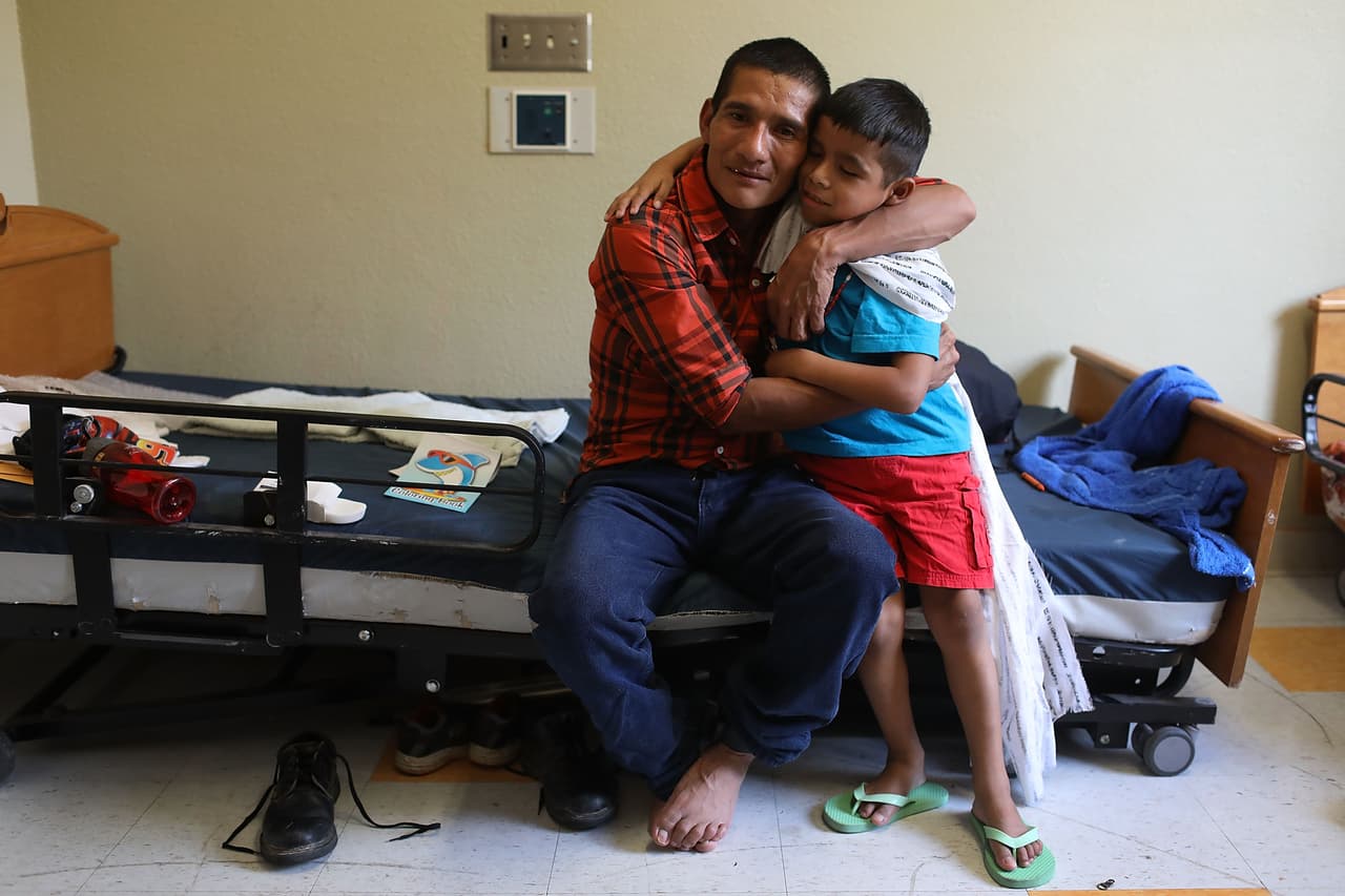 Gonzalo se reunió con su hijo Evelio, de 10 años. Originarios de Guatemala, estuvieron separados durante 73 días.