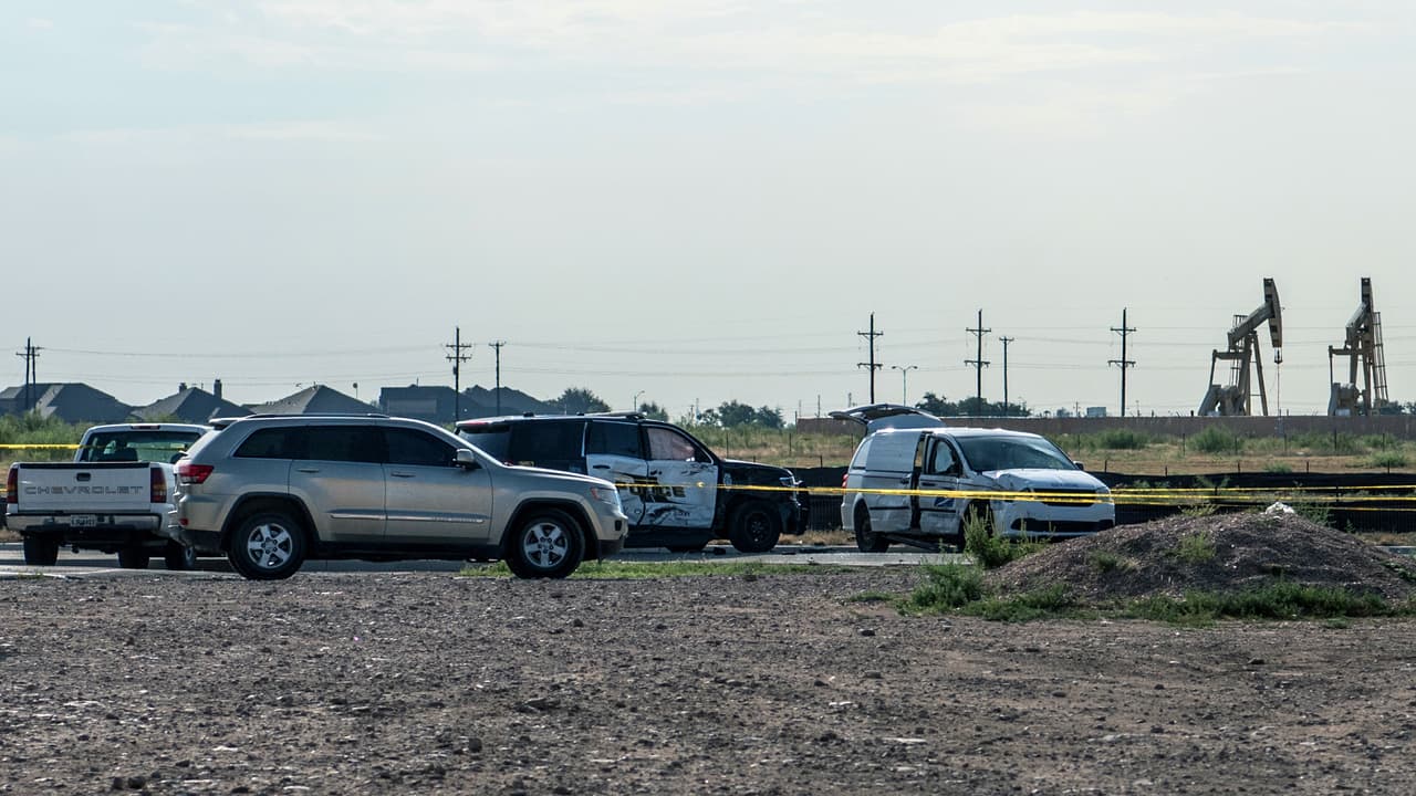 Siete personas murieron y una veintena resultaron heridas en un 
<a href="https://www.univision.com/local/houston-kxln/tiroteo-en-midland-odessa-texas-deja-al-menos-cinco-muertos-y-una-veintena-de-heridos-segun-autoridades">tiroteo ocurrido el 31 de agosto</a> en las inmediaciones de la ciudad de Odessa, al oeste de Texas. El pistolero abrió fuego de forma indiscriminada con un rifle desde su auto mientras transitaba por una carretera. Luego terminó estrellado en una zanja, huyó a pie y secuestró una furgoneta del Servicio Postal de Estados Unidos. La conductora de este vehículo fue una de las víctimas mortales de la masacre. El sujeto fue abatido por la policía en las afueras de un cinema local.