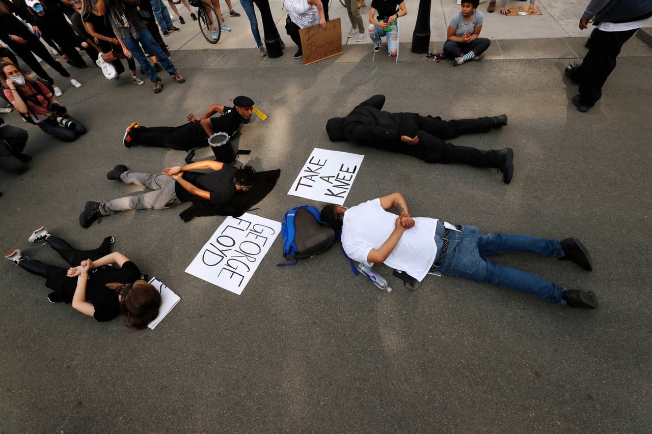 Protestas en Boston, simulando la posición en que Floyd fue inmovilizado durante casi nueve minutos por policías de Minneapolis, hasta llevarlo a la muerte. El fiscal general de Minnesota, Keith Ellison, 
<b><a href="https://www.univision.com/shows/noticiero-univision/detalles-de-los-cargos-presentados-contra-los-otros-tres-policias-implicados-en-la-muerte-de-george-floyd-video">aumentó los cargos contra Derek Chauvin</a></b>, quien le presionó el cuello al detenido con la rodilla, y presentó 
<b><a href="https://www.univision.com/noticias/estados-unidos/los-otros-3-expolicias-involucrados-en-el-arresto-de-george-floyd-seran-acusados-por-su-muerte">nuevos cargos contra los otros tres policías</a></b> que participaron en el arresto mortal de George Floyd.