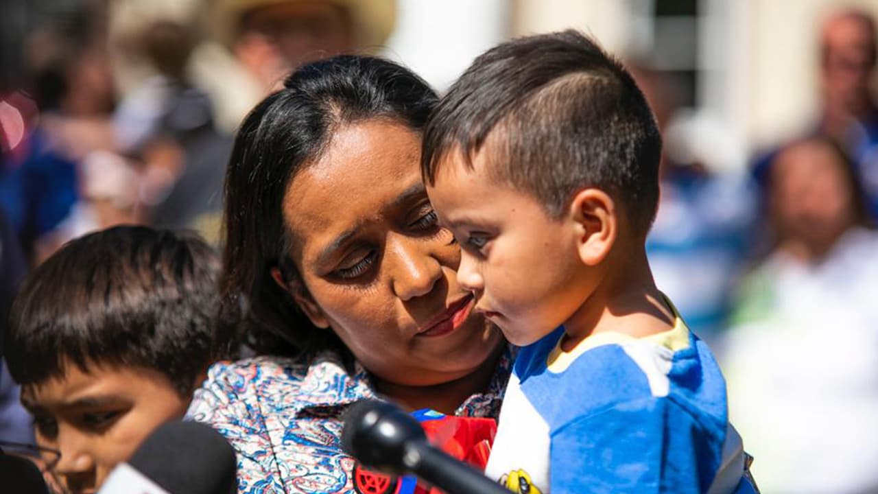 Araceli Núñez, su madre, indicó que llegaron de la tienda, ella bajaba las cosas del automóvil mientras el 
<b><a href="https://www.univision.com/local/houston-kxln/buscan-christopher-ramirez-nino-3-anos-perdido-condado-grimes-noreste-houston-video">niño estaba con la mascota </a></b>en el patio frontal, en menos de dos minutos el menor había desaparecido, una vecina lo vio salir detrás del animal.
<br>