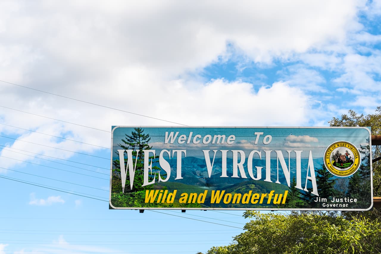 <h3 class="cms-H3-H3">17. West Virginia </h3>
<br>
<br>🚧 
<b>Ofertas de trabajo para mayo de 2022: </b>7.4%
<br>
<br>🚧 
<b>Tasa de desempleo para mayo de 2022: </b>3.5%
<br>
<br>🚧 
<b>Aumento de ofertas laborales con respecto al año anterior: </b>+5.6%
<br>
<br>🚧 
<b>Fuerza laboral: </b>795,826 personas.
<br>