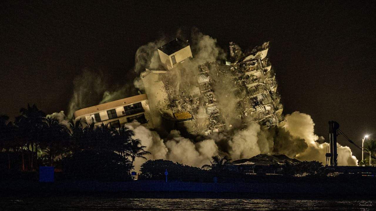 La noche de este domingo se realizó la implosión controlada del Champlain Towers South, mientras aún quedan más de 100 personas desaparecidas debajo de los escombros del derrumbe. En medio del impacto, rescatistas se preparan para continuar con las labores de búsqueda, que tuvieron que ser suspendidas por los riesgos que representaba la estructura. Vecinos y personas que estaban cerca escucharon una alarma antes de que el edificio cayera rápidamente.
<b><a href="https://www.univision.com/noticias/estados-unidos/demoleran-domingo-torres-champlain-miami"> </a></b>