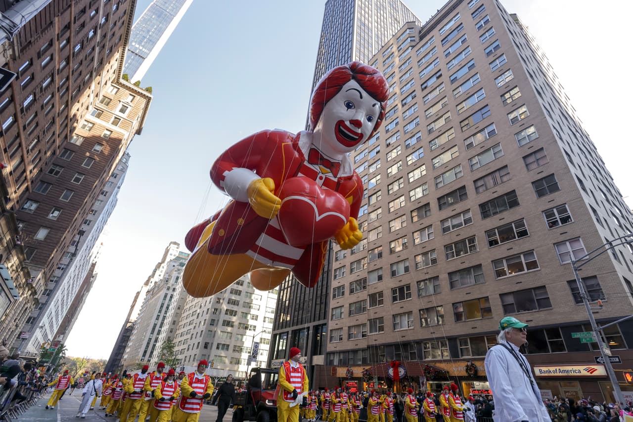 El globo de Ronald Mc Donald no podía faltar en el desfile.