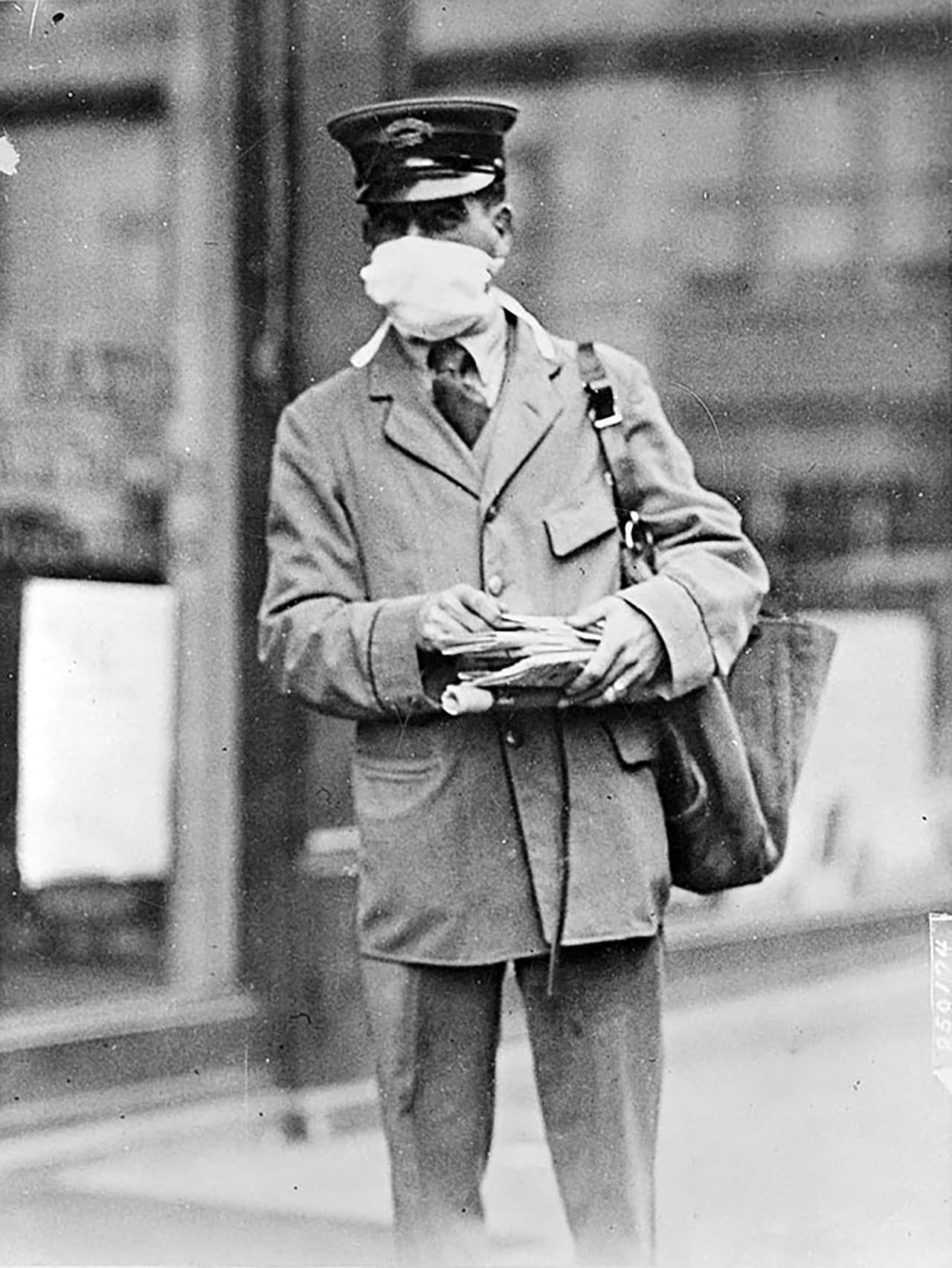 Un cartero de Nueva York con una máscara para protegerse de la epidemia, el 16 de octubre de 1918. Estos trabajadores y los que se veían obligados a estar en contacto con el público fueron especialmente vulnerables al virus.