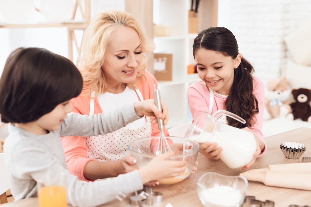 Se asocia a la fertilidad porque siente la necesidad de tener varios hijos. Nietos, familia extendida. Su casa es el hogar donde todos quieren reunirse para las celebraciones, la verdadera “madraza”, la tía querida, la mamá que hace todo en casa y se siente feliz al hacerlo.
<br>A la liebre también le llaman el 
<b>gato</b> dentro del horóscopo chino.