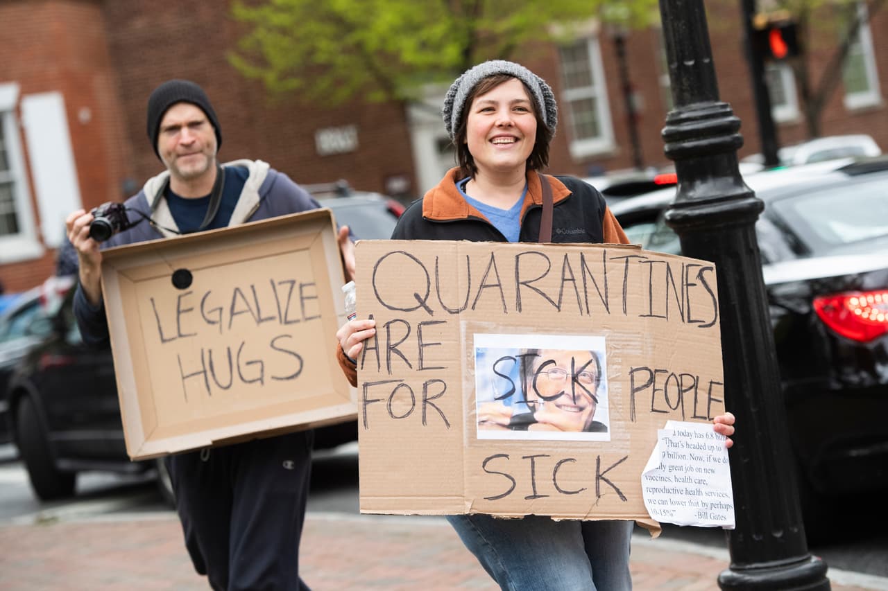 <b>“La cuarentena es para las personas enfermas”</b>,
<b> </b>se lee en un cartel con la fotografía de Bill Gates, uno de los promotores de las medidas sanitarias recomendadas por los expertos en todo el mundo. Esto fue en Annapolis, Maryland, el 18 de abril.