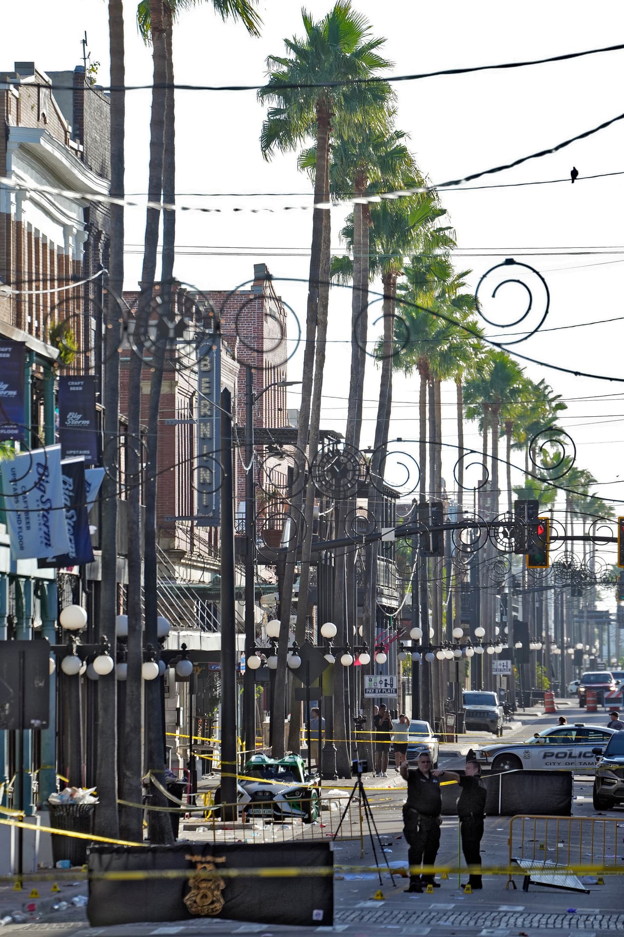 En los últimos años la zona se hizo famosa por su vida nocturna y la portavoz de la policía de Tampa, Jonee Lewis, dijo que 
<b>“cientos” de personas estaban en las calles </b>cuando numerosos locales nocturnos cerraron la madrugada del domingo.