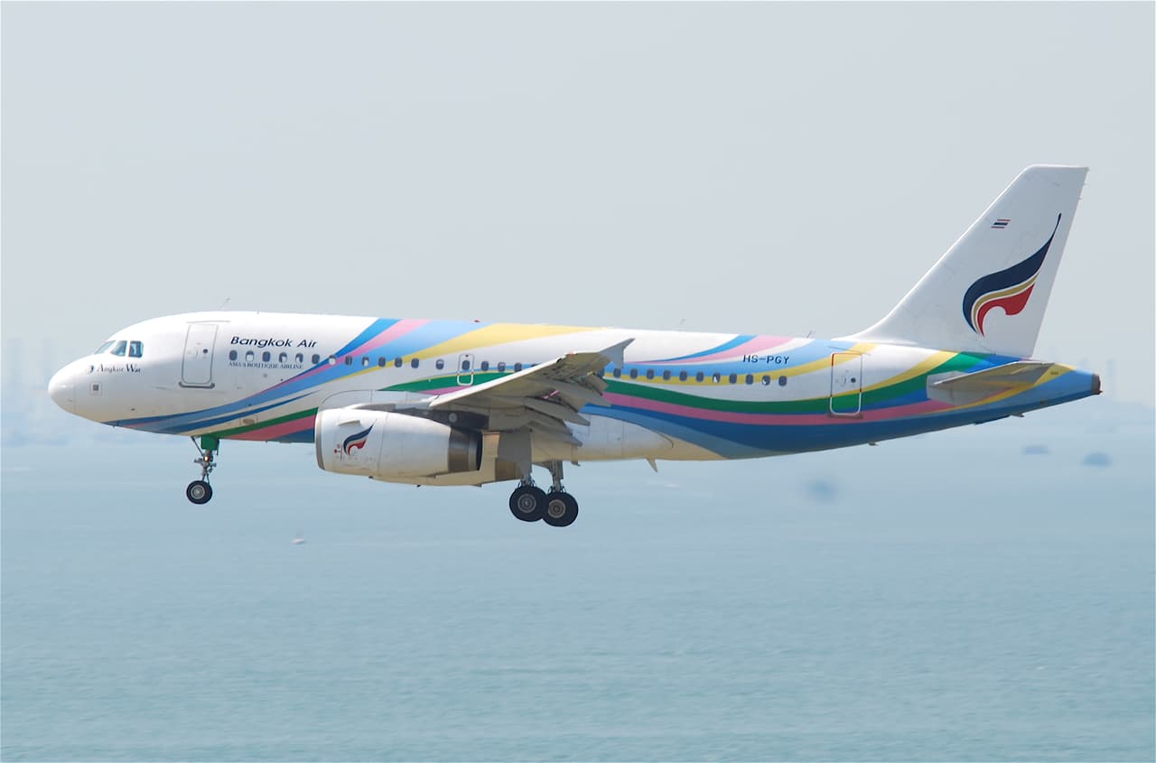 <b>Puesto 19. Bangkok Airways</b>
<br>
<br>Esta compañía tailandesa fue reconocida por Skytrax con los premios a la ‘mejor aerolínea regional del mundo’ y ‘mejor aerolínea regional de Asia’. 
<br>
<br>La compañía aérea estadounidense más destacada entre las 100 mejores del mundo fue Delta, que ocupó el puesto 30. Le siguen JetBlue (Puesto 32), United (puesto 60), American Airlines (puesto 76) y American Eagle (puesto 91).
