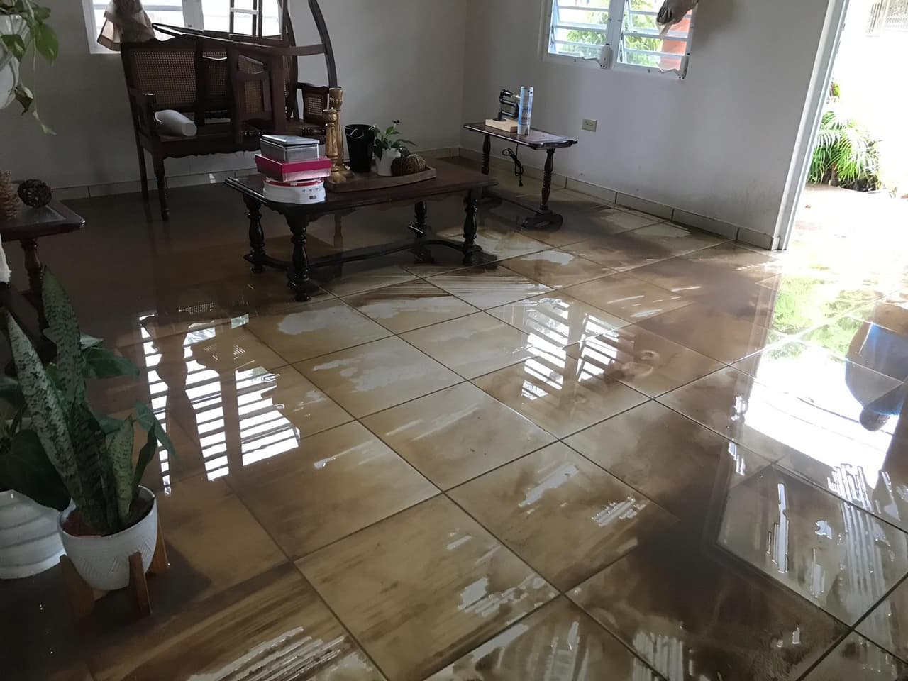 Ante el paso de la 
<a href="https://www.univision.com/local/puerto-rico-wlii/cortes-de-electricidad-y-vias-cerradas-esto-se-sabe-del-paso-de-la-tormenta-isaias-por-puerto-rico">tormenta tropical Isaías</a> por la Isla, 25 residencias de la urbanización Senderos del Valle en el barrio Río Hondo de Mayagüez sufrieron varios daños tras las inundaciones.