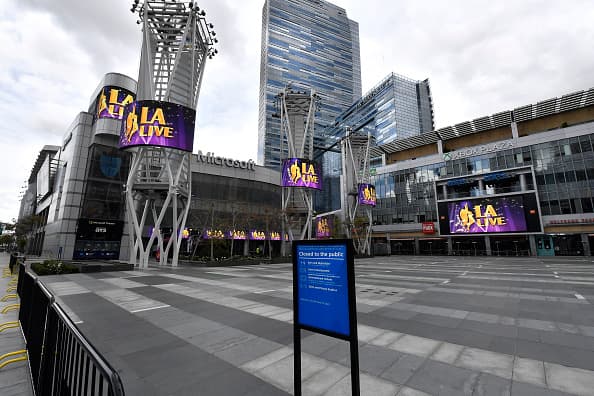 El principal centro de entretenimiento y conciertos, The Microsoft Theatre en LA Live también fue cerrado en Los Ángeles debido a medidas restrictivas de Coronavirus. Sin embargo, tras los 
<a href="https://www.univision.com/local/los-angeles-kmex/los-angeles-recibira-ayudas-directas-con-tercer-paquete-de-estimulo-economico">anuncios de reapertura</a>, los restaurantes ofrecen servicios limitados y es muy probable que en las próximas semanas las actividades deportivas con público puedan retomar con modificaciones.