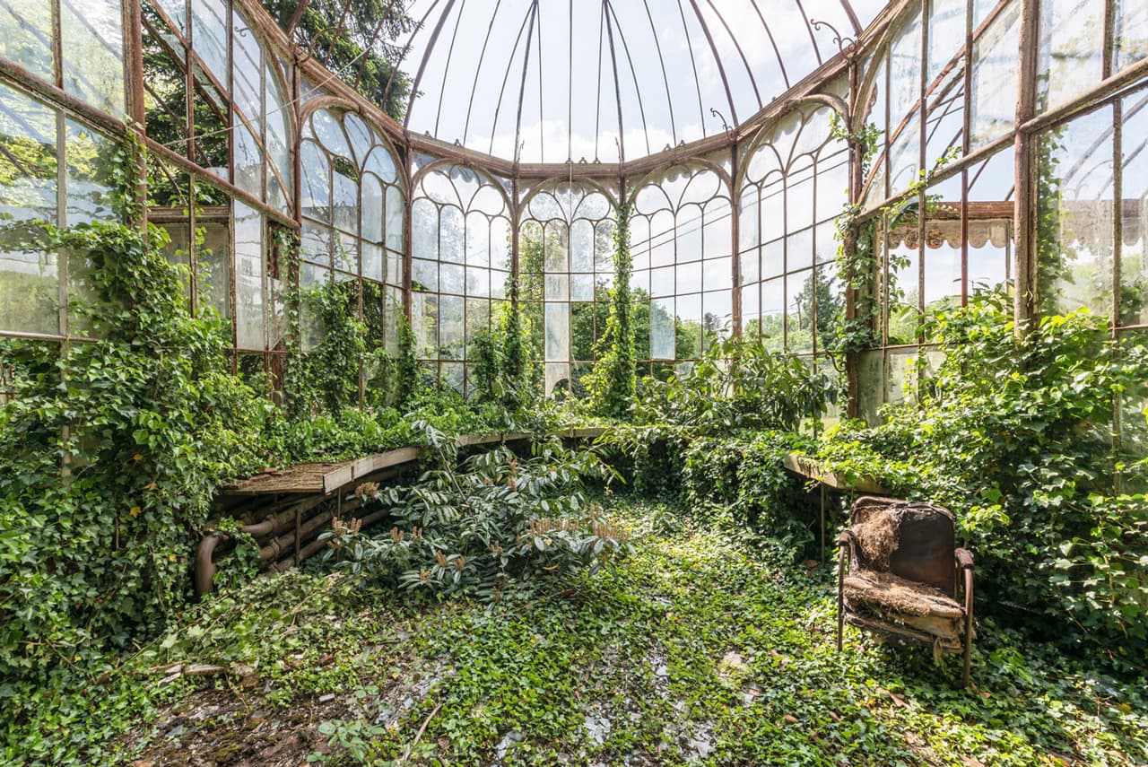 ¿Por qué fue abandonado este lugar? ¿Qué pasó con los antiguos propietarios? ¿Qué ocurría en esta habitación? Estas son las preguntas 
<a href="https://www.instagram.com/romain_veillon/" target="_blank">que se hace el artista</a> Romain Veillon cuando explora los sitios abandonados que documenta en sus fotografías. 
<br>
<br>“Me fascinan desde la infancia y me imagino que le pasa a mucha gente. El descubrimiento de la casa en ruinas al final de mi calle es un recuerdo que llevó muy dentro”, dijo el artista francés a Univisión Noticias.
<br>