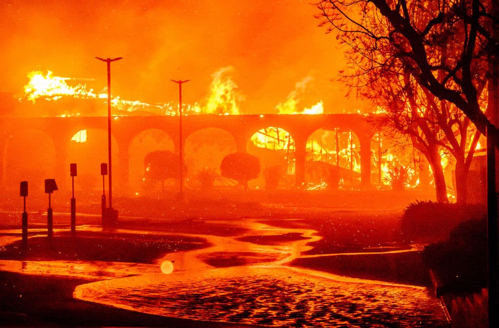 Antes del desalojo por Eaton, que destruyó el templo judío en Pasadena, otro incendio mantenía ocupado al Departamento de Bomberos de Los Ángeles. Se registró temprano en el sector de 
<b>Pacific Palisades,</b> donde 13,000 estructuras quedaron en riesgo de ser consumidas por las llamas.