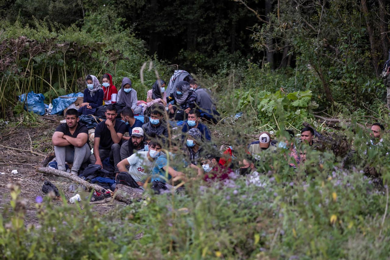 El grupo consta de unos 24 hombres y mujeres afganas y se negaron a ser enviados de regreso a Bielorrisia.
<br>
<br>Después de Pakistán e Irán,
<a href="https://www.bbc.com/news/world-asia-58283177"> <u>Alemania es el país que más alberga refugiados Afganos</u></a> (alrededor de 180,000). Le siguen Turquía (129,000), Austria (46,000) y Francia (45,000).
<br>
<br>
<a href="https://www.univision.com/noticias/estados-unidos/refugiados-estados-unidos-por-que-huyeron-escaparon-fotos"><u>Vea aquí de dónde vienen los refugiados acogidos por Estados Unidos y cuántos han entrado en los últimos años</u></a>
<br>