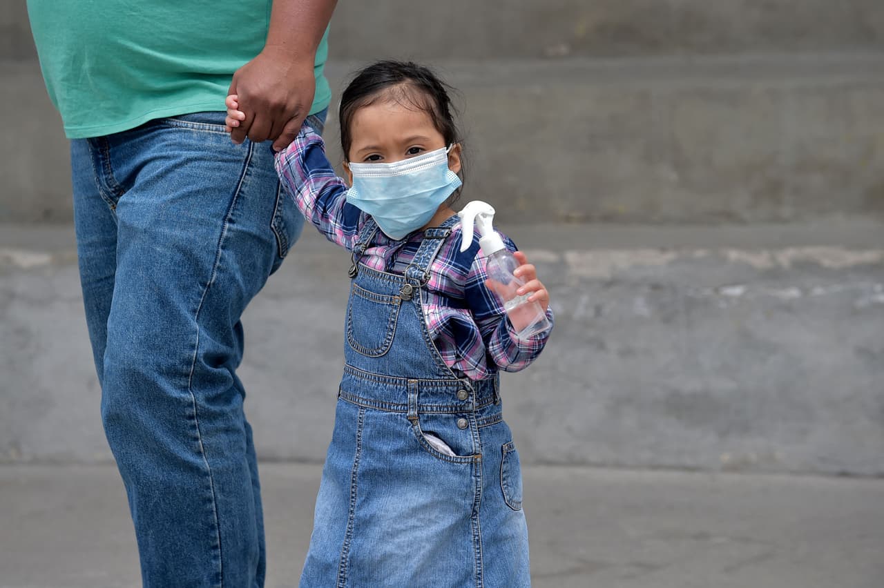 Una niña sostiene un pote de desinfectante durante la jornada electoral en Quito. El candidato izquierdista Arauz, un economista que estudió en Estados Unidos, era un virtual desconocido hasta que fue apoyado por el expresidente Rafael Correa, quien sigue siendo influyente en la nación andina a pesar de una condena de corrupción, que el exmandatario alega es una persecución política.