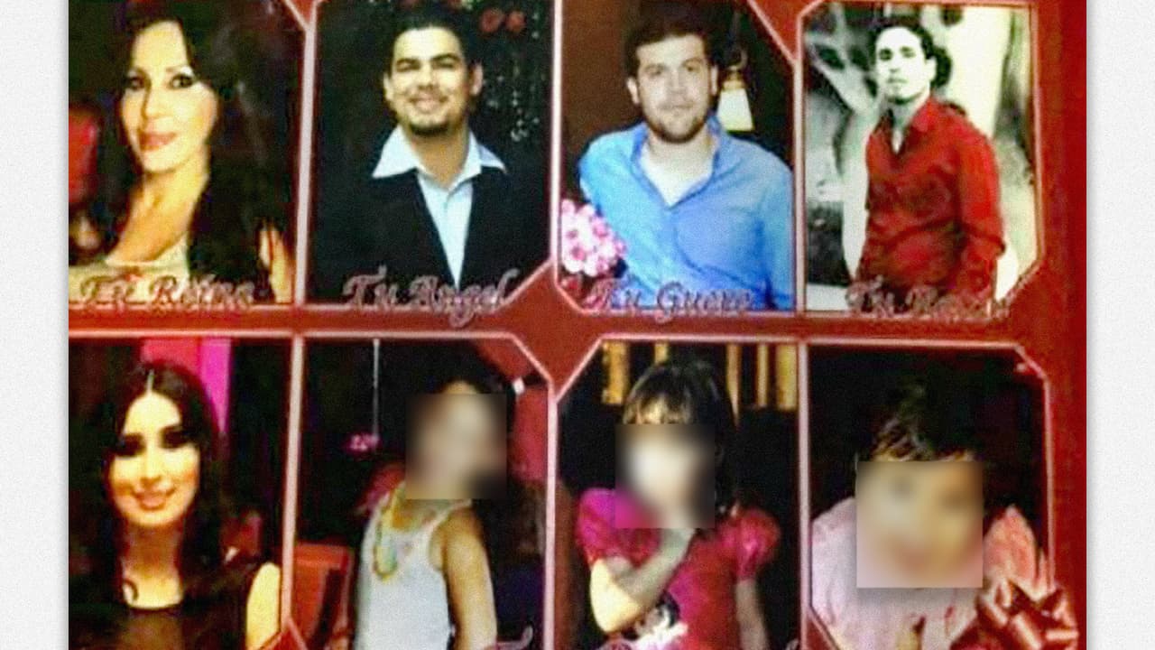 En esta foto inédita proporcionada por el Departamento de Justicia (DOJ) aparecen Joaquín Guzmán López, identificado allí con el apodo de ‘El Güero’; sus hermanos Edgar, sobre la frase “Tu ángel” por su muerte; Alejandrina Guzmán Salazar; la madre de ella Alejandrina Salazar; otro hijo de ‘El Chapo’ que no se alcanza a distinguir y tres niñas pequeñas.