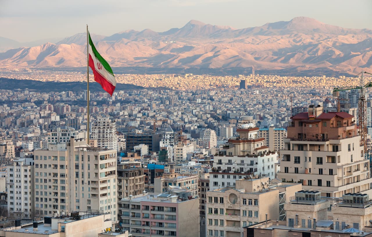 <h3 class="cms-H3-H3">7. Irán</h3>
<br>
<br>🛫 
<b>Factores de riesgo: </b>Riesgo de secuestro y detenciones arbitrarias.
<br>
<br>🛫 
<b>Advertencia más reciente del Departamento de Estado: </b>19 de julio de 2022. 
<br>