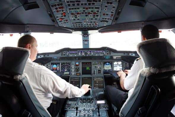 <b>13.</b> 
<b>Pilotos, Copilotos e Ingenieros de Vuelo:</b> ganan un salario de $229,160 al año. (No requiere título universitario).